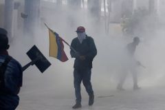 Demonstrace ve Venezuele pokračují. Výtržníci v parlamentu zranili pět poslanců a několik novinářů