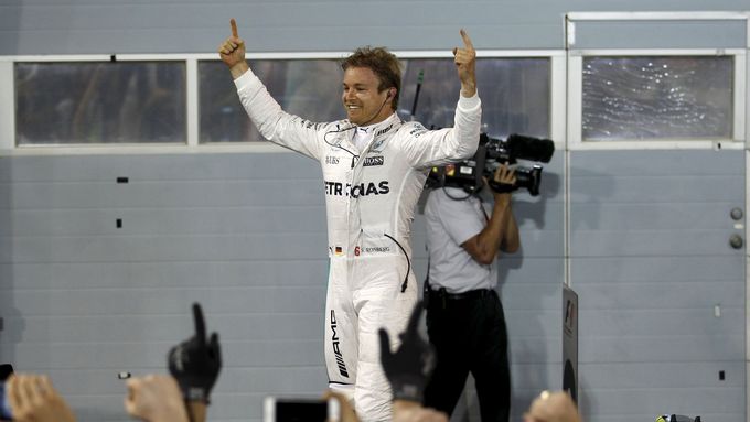 Nico Rosberg slaví vítězství v GP Bahrajnu.