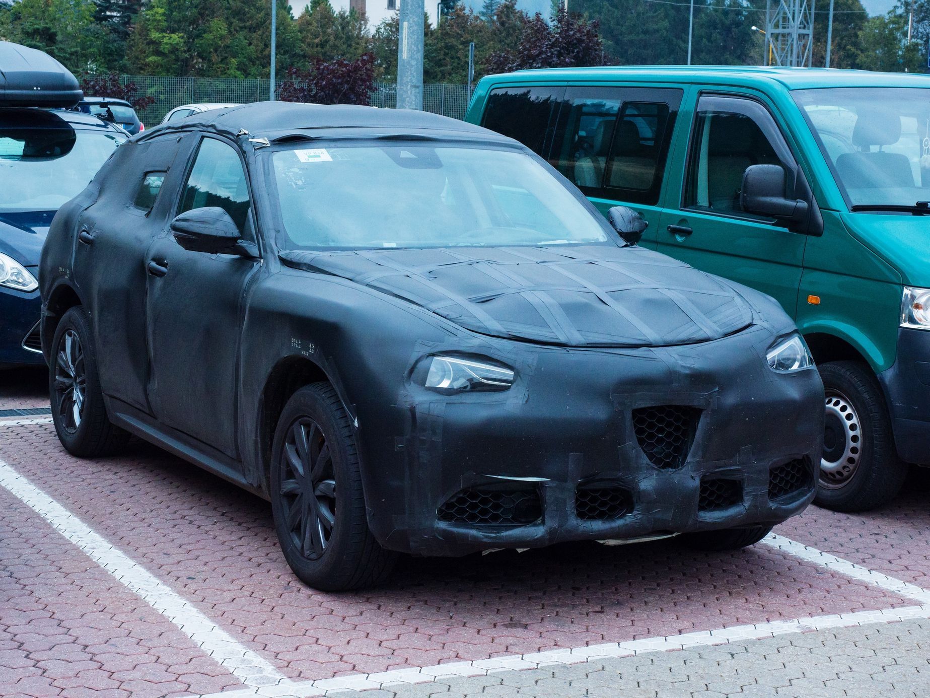 Maskované SUV