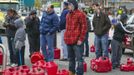 People wait to for gas at a Hess fueling station in Great Neck, New York November 1, 2012. A fuel supply crisis stalling the New York City area's recovery from Hurricane Sandy and reviving memories of the 1970s gasoline shortages stem from multiple factors, ranging from flooding to power outages to a diesel spill. REUTERS/Shannon Stapleton (UNITED STATES - Tags: ENVIRONMENT DISASTER ENERGY) Published: Lis. 1, 2012, 7:30 odp.