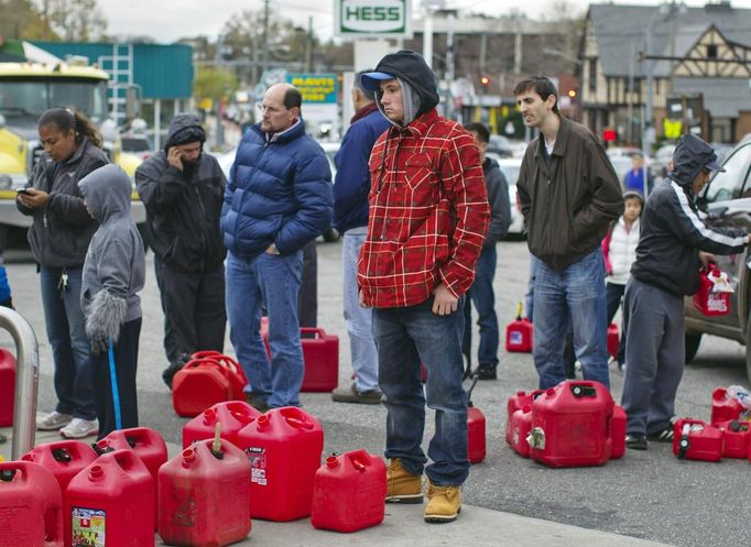 People wait to for gas at a Hess fueling station in Great Neck, New York November 1, 2012. A fuel supply crisis stalling the New York City area's recovery from Hurricane Sandy and reviving memories of the 1970s gasoline shortages stem from multiple factors, ranging from flooding to power outages to a diesel spill. REUTERS/Shannon Stapleton (UNITED STATES - Tags: ENVIRONMENT DISASTER ENERGY) Published: Lis. 1, 2012, 7:30 odp.