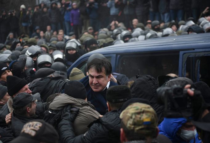 Protestanti vysvobodili Saakašviliho z policejního auta.