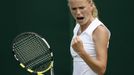 Dánka Caroline Wozniacká se raduje z úspěšného úderu v zápase prvního kola Wimbledonu proti Bělorusce Jakimové.