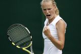 Dánka Caroline Wozniacká se raduje z úspěšného úderu v zápase prvního kola Wimbledonu proti Bělorusce Jakimové.