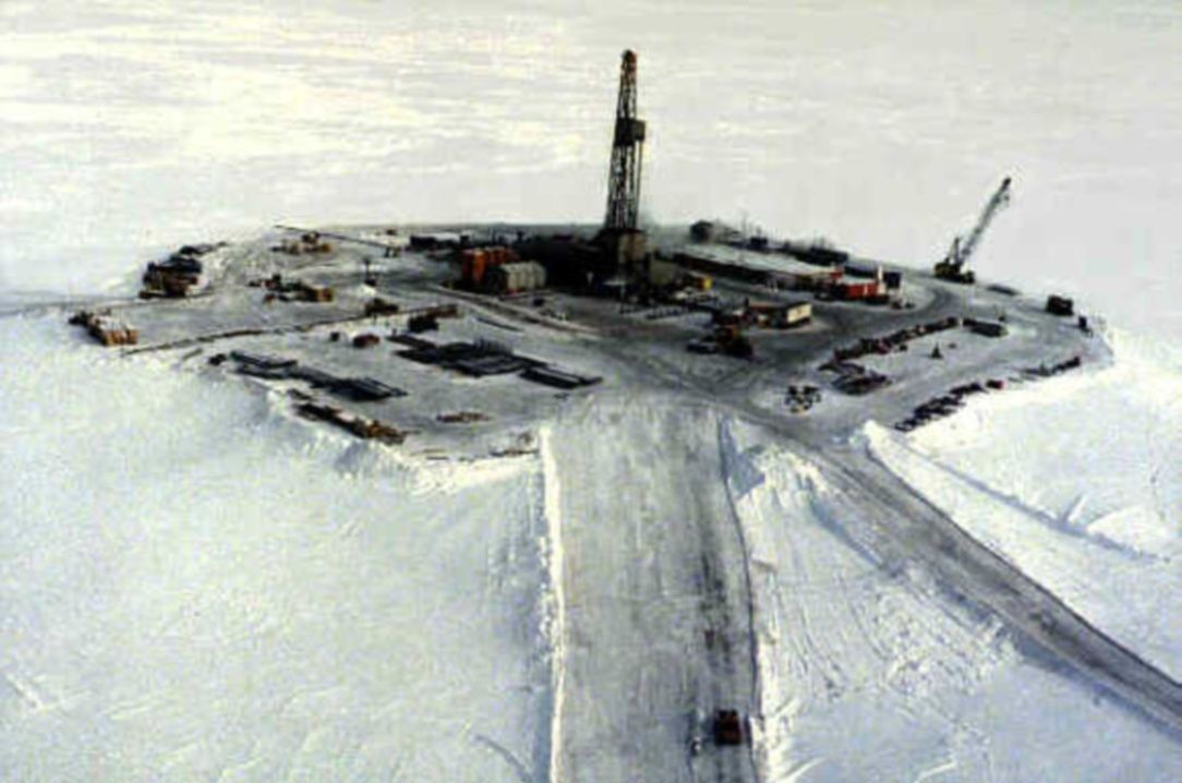 Ropa u břehů Aljašky