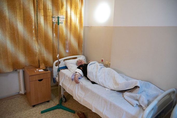 Pacientka v nemocnici v Chersonu, kde s léči pacienti se srdcem.