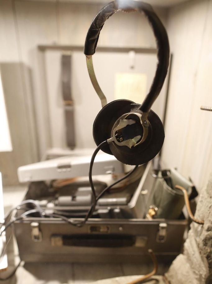 Eavesdropping equipment of the former East German Ministry for State Security (MfS), known as Stasi, is seen on display at the 'Top Secret' Spy Museum in Oberhausen, July 10, 2013. The museum presents various objects, devices and gadgets used for spying or related to espionage. REUTERS/Ina Fassbender (GERMANY - Tags: SOCIETY ENTERTAINMENT) Published: Čec. 10, 2013, 2:54 odp.