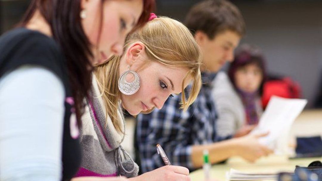 REFORMA VŠ: Půjčky na studium a více lidí z praxe do vedení škol? Studenti jsou pro.