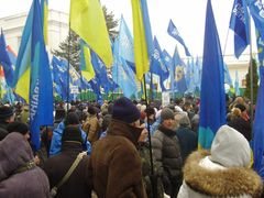 Stoupenci Janukovyče a Strany regionů před parlamentem. Jiná Ukrajina než ta, která demonstruje za Evropskou unii a odstoupení prezidenta na Majdanu (náměstí Nezávislosti