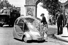 L'Oeuf Electrique, v překladu elektrické vejce, je pozoruhodný francouzský automobil Paula Arzense, návrháře a inženýra, z roku 1942. Jak už název napovídá, jde o elektromobil, jehož nejzajímavějším prvkem byla extrémně lehká a průhledná karoserie z plexiskla a hliníku. Ta váží 60 kg, kvůli elektromotoru a především bateriím je ale hmotnost celého vozu 350 kg. I se dvěma cestujícími na palubě zvládne plně nabité "vejce" ujet až 100 km. Produkce se model nikdy nedočkal, až do smrti svého tvůrce v roce 1990 však zůstal jeho majetkem, dnes je k vidění v automobilovém muzeu v Mulhouse.