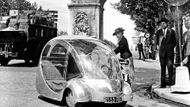 L'Oeuf Electrique, v překladu elektrické vejce, je pozoruhodný francouzský automobil Paula Arzense, návrháře a inženýra, z roku 1942. Jak už název napovídá, jde o elektromobil, jehož nejzajímavějším prvkem byla extrémně lehká a průhledná karoserie z plexiskla a hliníku. Ta váží 60 kg, kvůli elektromotoru a především bateriím je ale hmotnost celého vozu 350 kg. I se dvěma cestujícími na palubě zvládne plně nabité "vejce" ujet až 100 km. Produkce se model nikdy nedočkal, až do smrti svého tvůrce v roce 1990 však zůstal jeho majetkem, dnes je k vidění v automobilovém muzeu v Mulhouse.