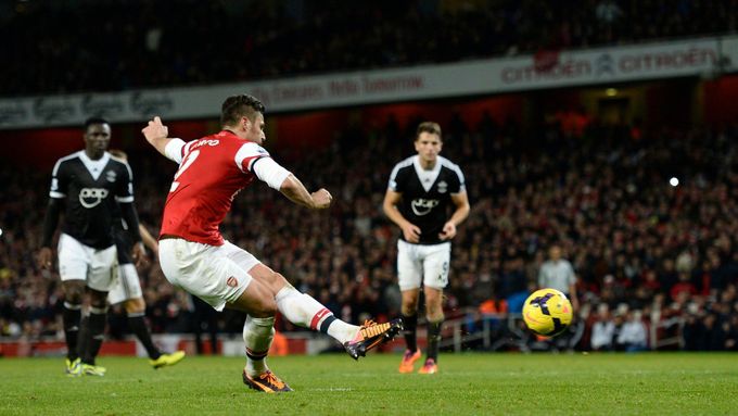 Olivier Giroud z Arsenalu proměňuje penaltu proti Southamptonu