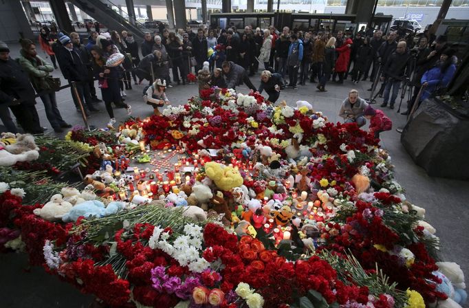 Petrohradské letiště Pulkovo zaplavily květiny za oběti leteckého neštěstí na Sinaji.