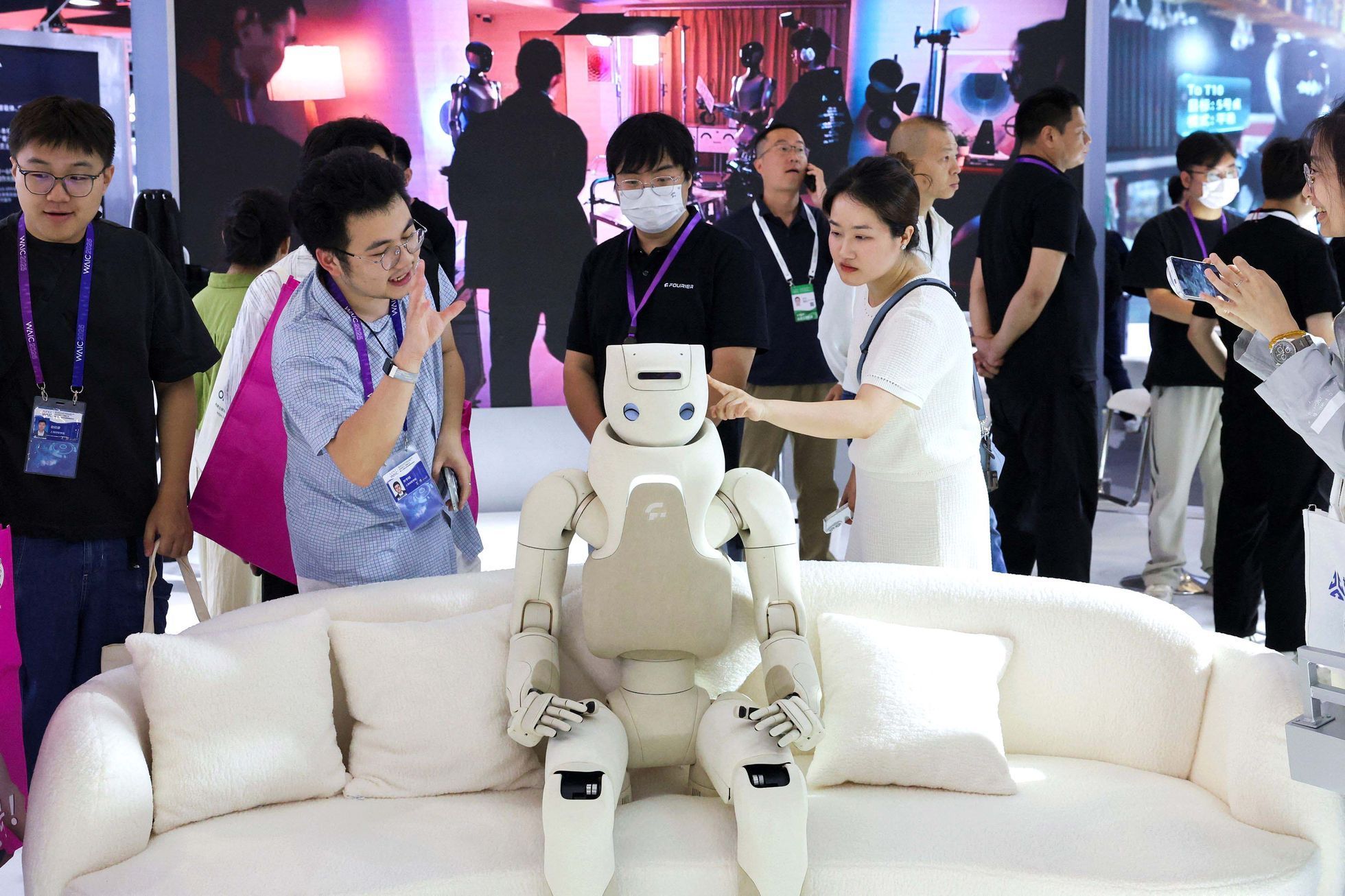 Čína, Peking, robot, výstava, humanoid,