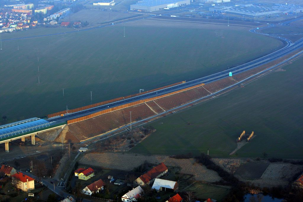 Letem nad Českým středohořím a dálnicí D8