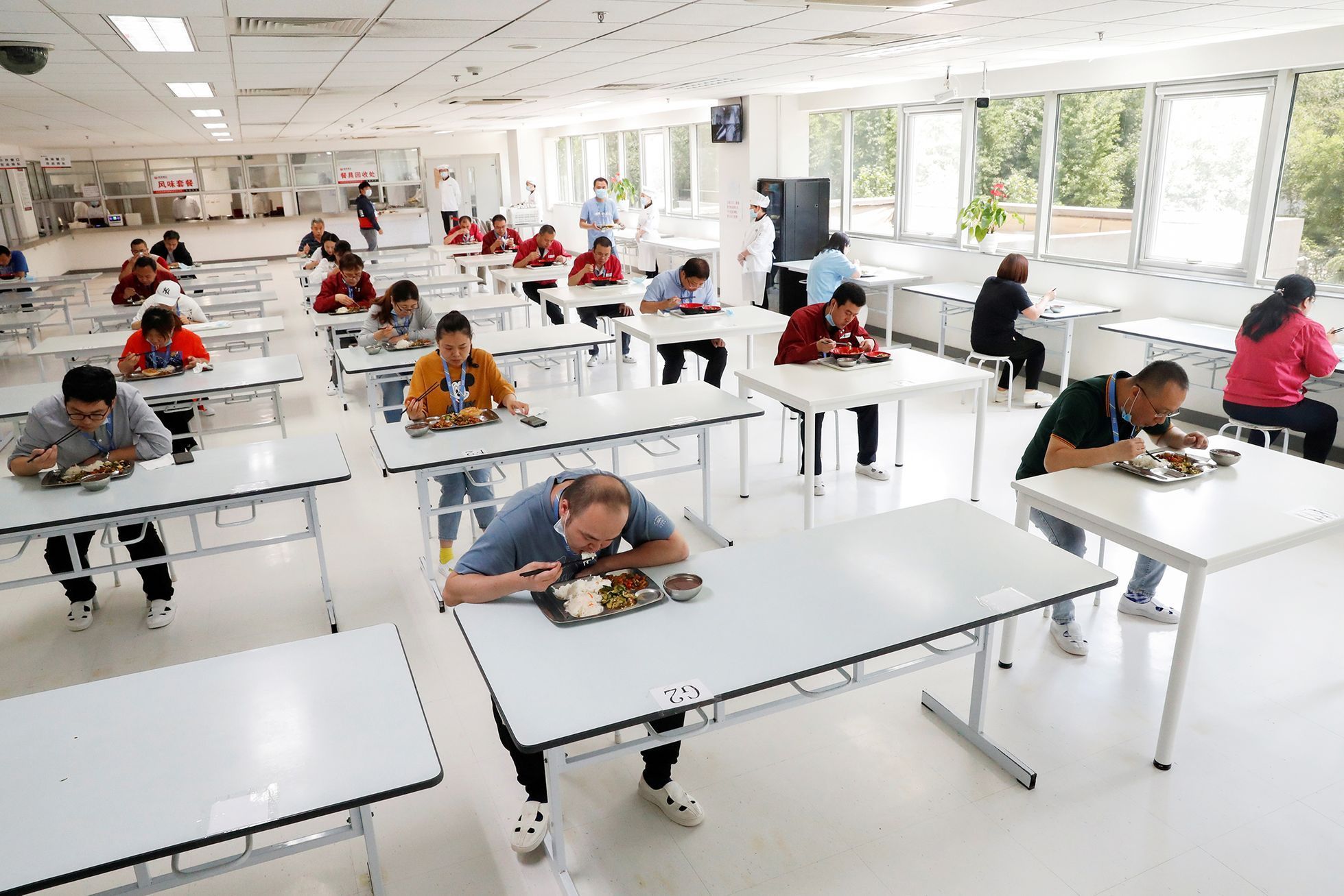 Fotogalerie / Udržování sociální distance v práci. Pohled do zahraničí / Reuters