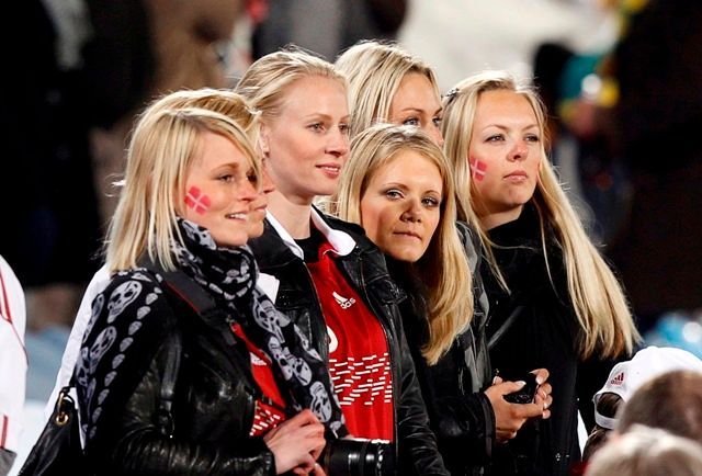 MS 2010: Kamerun - Dánsko (manželky dánských hráčů)