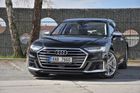 Audi S8 je vrcholnou verzí vlajkové lodi A8. Ta nedávno podstatně rozšířila nabídku motorů, kromě šestiválcového dieselu je v nabídce i benzinový třílitr, dva osmiválce (diesel a benzin), benzinový plug-in hybrid a právě osmiválcový vrchol S8.