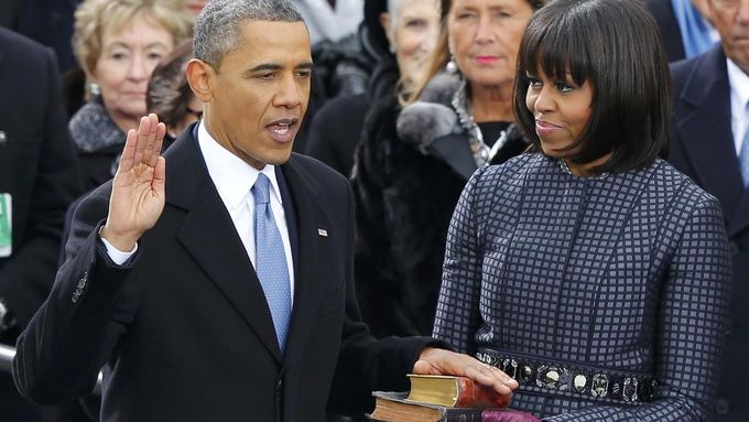 Inauguraci Baracka Obamy v roce 2013 přihlíží jeho žena Michelle.