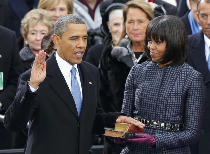 Barack Obama skládá slavnostní přísahu. Zopakoval si ji podruhé během dvou dnů.