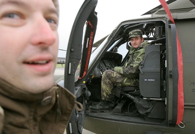 Toto není pilot. (vrtulník UH-60 Black Hawk americké armády)