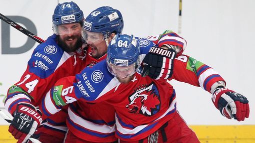 Finále KHL, Lev-Magnitogorsk: radost Lva, Nathan Oystrick (74), Ondřej Němec (63) a Jiří Sekáč /64)