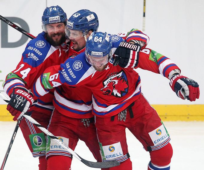 Finále KHL, Lev-Magnitogorsk: radost Lva, Nathan Oystrick (74), Ondřej Němec (63) a Jiří Sekáč /64)