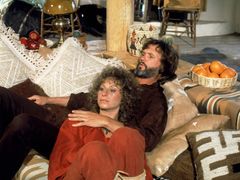 Barbra Streisand a Kris Kristofferson ve filmu Zrodila se hvězda z roku 1976.