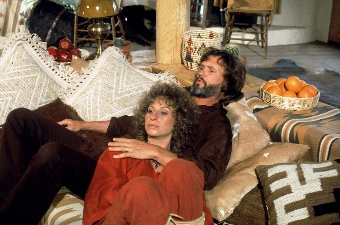 Barbra Streisand a Kris Kristofferson ve filmu Zrodila se hvězda z roku 1976.