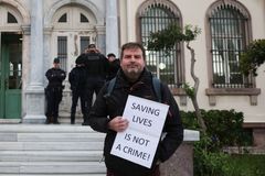 V Řecku začal proces s 24 lidmi, kteří zachraňovali migranty plující z Turecka