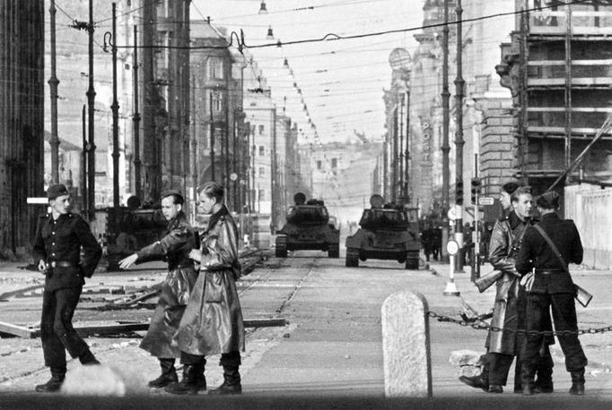 Sovětské tanky přijíždějící na Postupimské náměstí v Berlíně během demonstrací. Záběr z povstání 17. června 1953 ve Východním Berlíně.