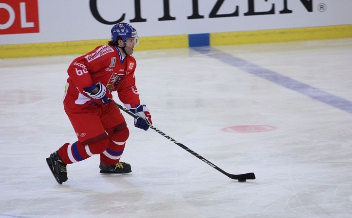 Český hokejista Jaromír Jágr jede s pukem během Českých hokejových her 2011.