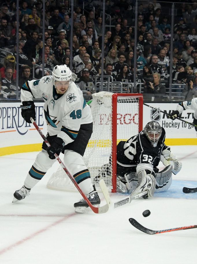 Tomáš Hertl a Jonathan Quick v utkání San Jose proti Los Angeles