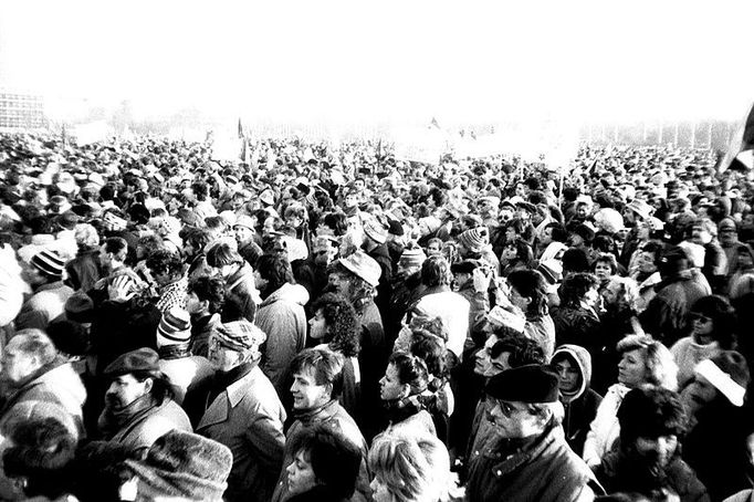 Demonstrace na Letné v Praze. 25. 11. 1989.