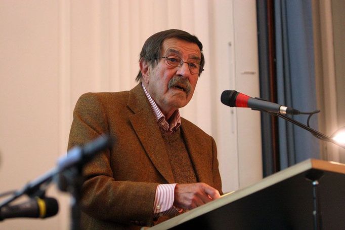 Gunter Grass začíná číst svou autobiografii "Při loupání cibule"