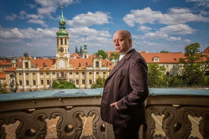 Emanuela Moravce hraje Marián Labuda mladší.