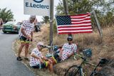 Američtí fanoušci čekají na peloton Tour de France v 17. etapě, vedoucí od akvaduktu Pont du Gard do Gapu.