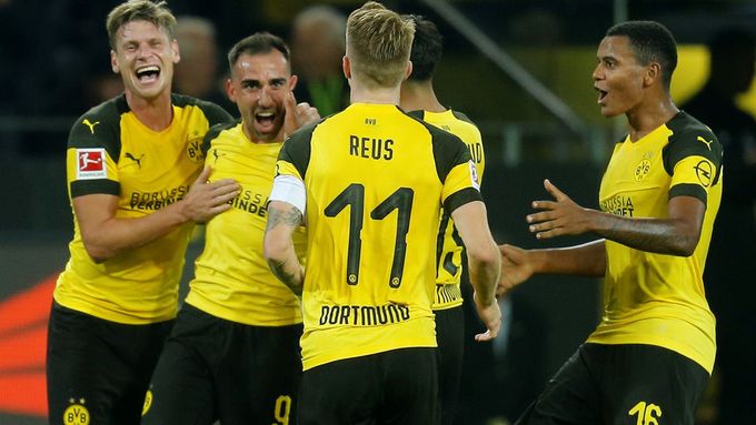 Paco Alcacer slaví branku v dresu Borussie Dortmund