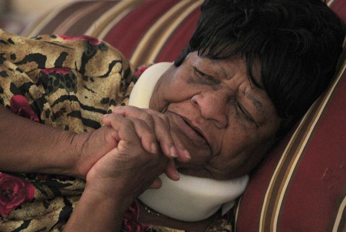 Dr. Elberta Jackson prays in her cot at the Belle Chase Auditorium shelter as Hurricane Isaac bears down on the Louisiana coast in Belle Chasse, Louisiana, August 28, 2012. Jackson is suffering from arthritis and bones spurs. REUTERS/Sean Gardner (UNITED STATES - Tags: ENVIRONMENT DISASTER) Published: Srp. 28, 2012, 8:13 odp.