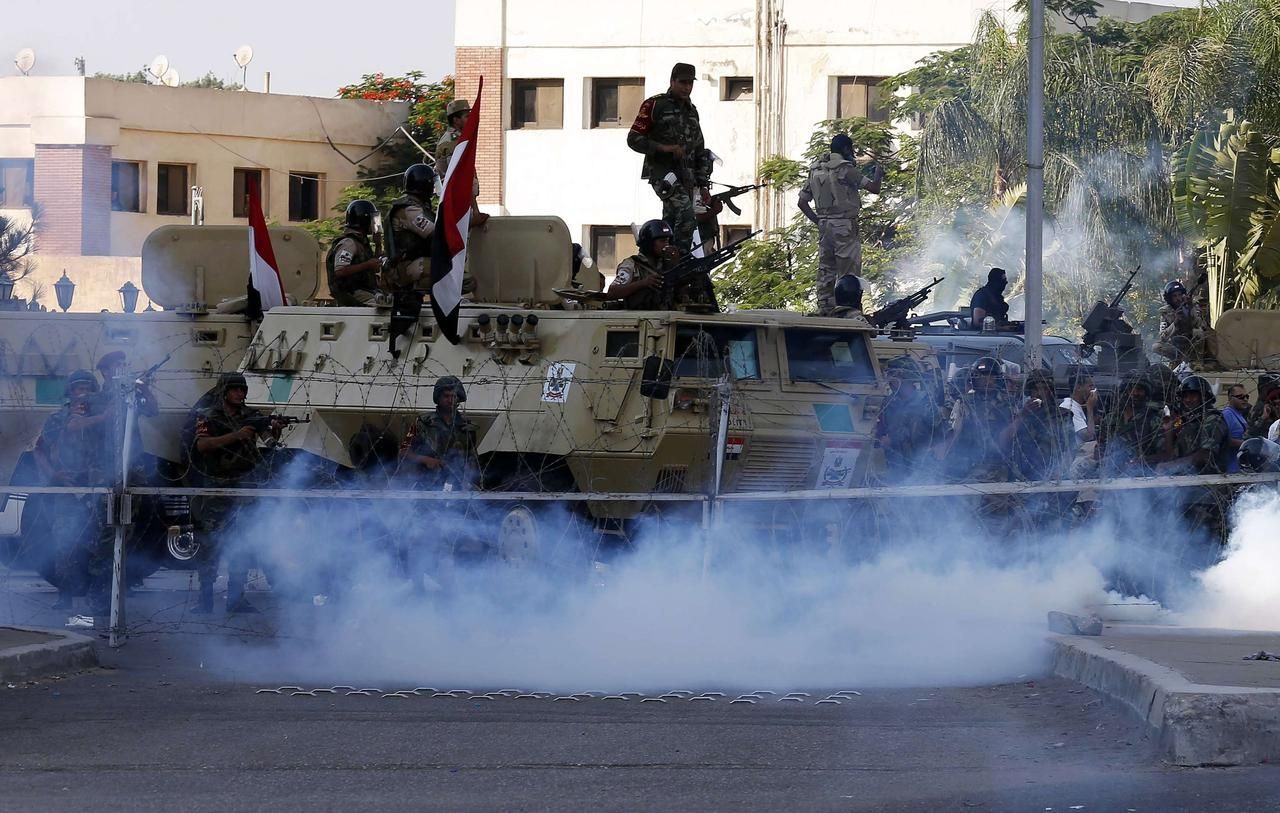 Egypt - střety u kasáren Republikánské gardy