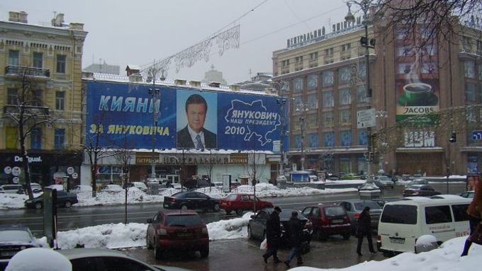 Kyjev s volebním billboardem Viktora Janukovyče.