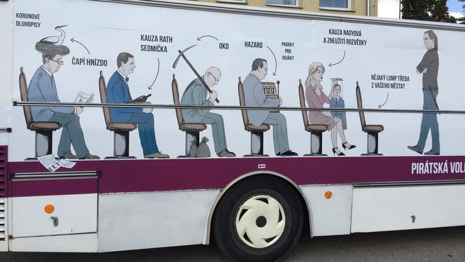 Předvolební "vězeňský" autobus pirátů.