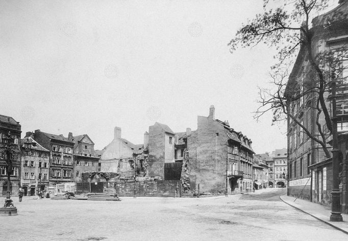 Pohled na bourané domy uprostřed Mariánského náměstí. Rok 1908