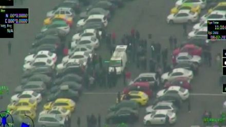 Strahov se změnil v obří parkoviště. Policejní vrtulník hlídá protest taxikářů