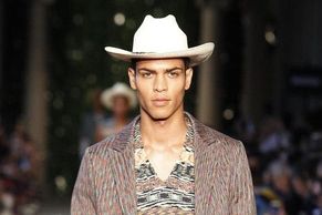 Co budou muži nosit příští sezónu? Svetr s kačerem Donaldem i kozačky