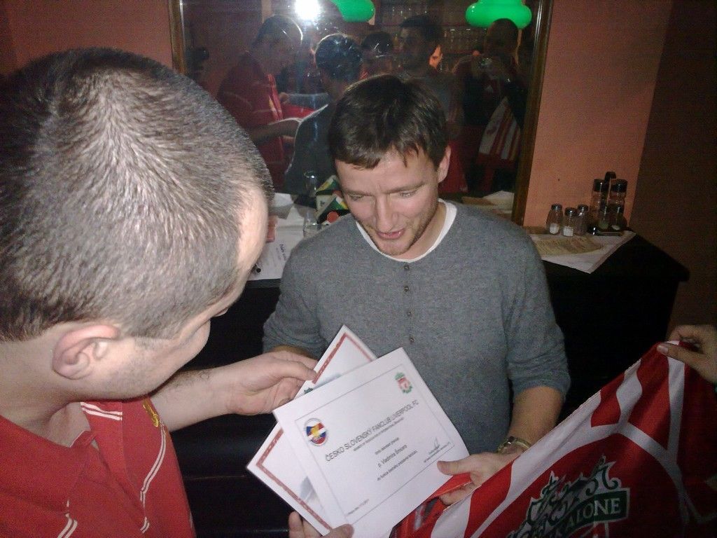 Vladimír Šmicer s příznivci Liverpoolu v Praze