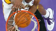 Andrew Bynum takto zavěsil a do svého vyloučení v poslední čtvrtině zaznamenal 18 bodů a 7 doskoků.