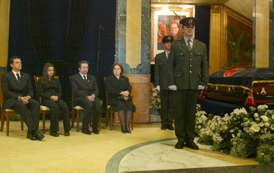 Rodina Ibrahima Rugovy u jeho rakve