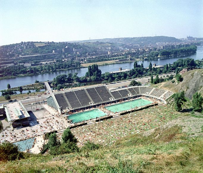 Slavný plavecký stadion v Podolí je tu v Praze již 55 let