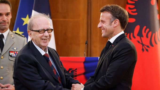 Francouzský prezident Emmanuel Macron v pondělí udělil Řád čestné legie spisovateli Ismailu Kadaremu (vlevo).